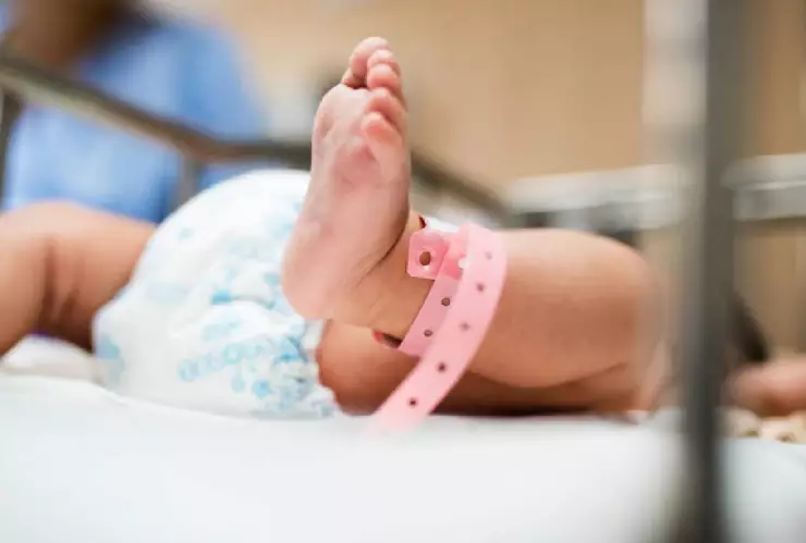 Padres antivacunas rechazan cirugía que salvaría vida de su bebé