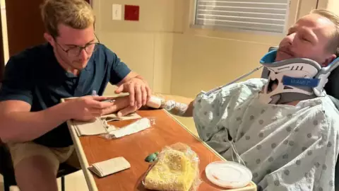 Piden apoyo económico para Jared Hill, turista que tuvo lesiones a causa de una ola en las playas de Tulum