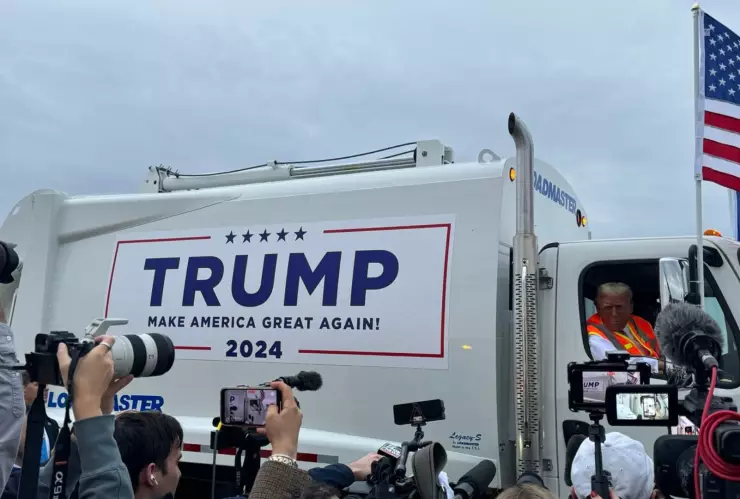 Donald Trump aparece subido a un camión de basura.
