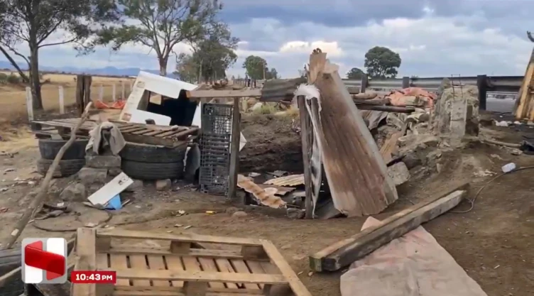 En puestos con fachadas de vulcanizadoras vendían combustible robado en Edomex.
