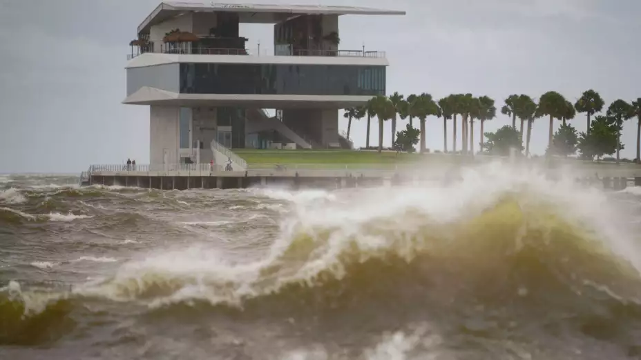 Fuertes olas provocadas por el Huracán Helene a su paso por Tampa Bay.