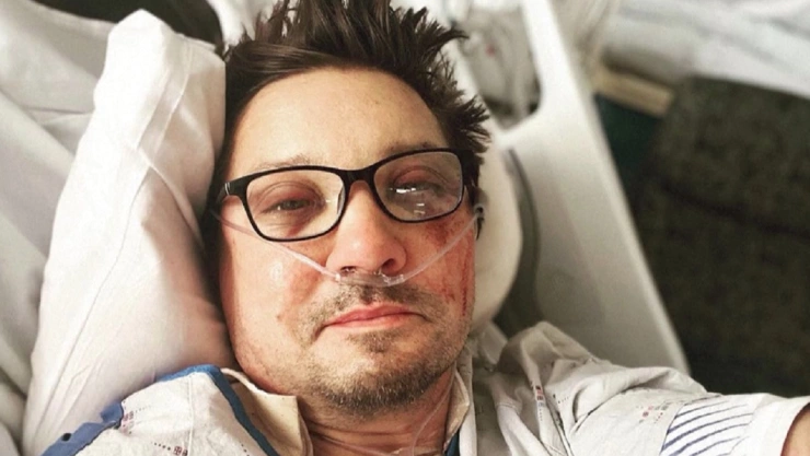 Jeremy Renner se recupera tras accidente; agradece apoyo de sus fans.