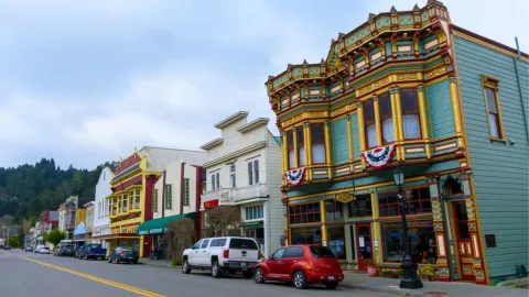 Casas al estilo victoriano están por las calles de Ferndale.
