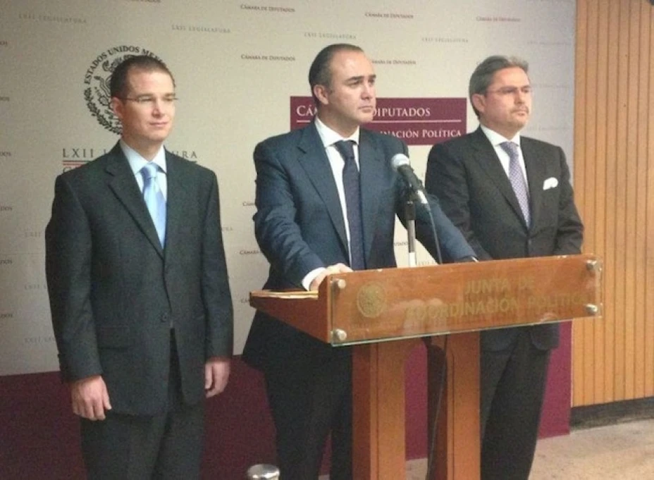 El coordinador Luis Alberto Villarreal acompañado de los diputados Ricardo Anaya y Jorge Villalobos