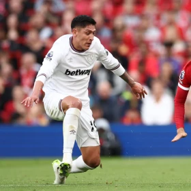 Edson Álvarez ante el Liverpool