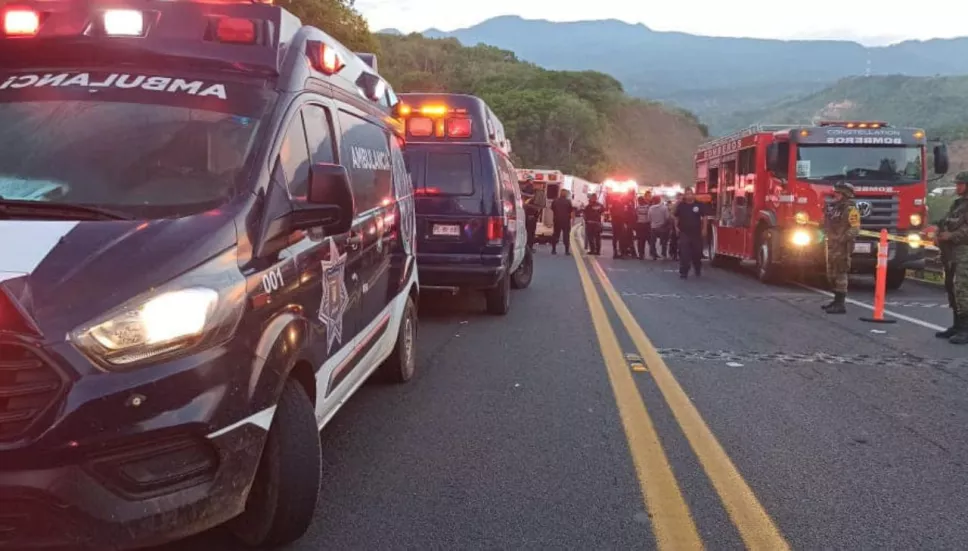 Un autobús cayó a un barranco y dejó un saldo de mas de 20 personas lesionadas y 17 fallecidos.