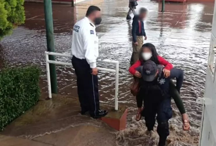Rescatan a niños atrapados en escuela inundada por lluvias en Morelia