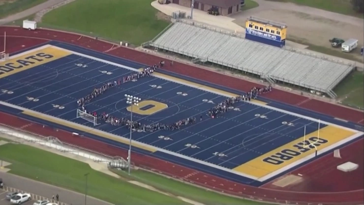 Estudiantes protestan por tiroteo que dejó más de 20 muertos en Texas.