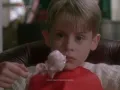 También cuenta con mucha loción para después de afeitar, los gritos son cortesía de la casa.