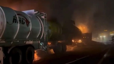 Tragedia-en-Ramos-Arizpe-choca-pipa-contra-tractocamión-y-mueren-conductores-calcinados