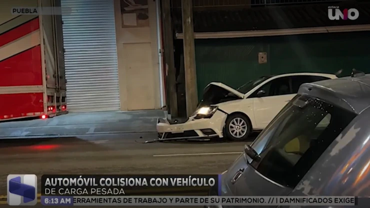 Automóvil choque con camión de carga en colonia Bugambilias