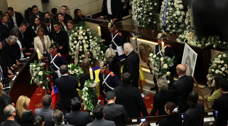 El asesinato de Miguel Uribe Turbay conmociona a Colombia; así fue su homenaje póstumo en Bogotá.