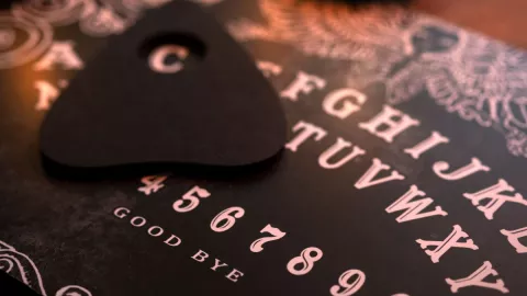 Hospitalizan a 28 niñas tras jugar a la Ouija en escuela de Colombia
