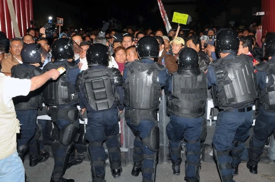 Maestros de la Coordinadora Nacional de Trabajadores de la Educación (CNTE) forzaron su entrada al basamento del Palacio Legislativo de San Lázaro
