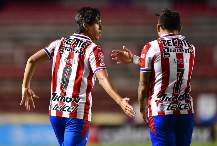 Chivas rescata el empate ante Querétaro con goles de Ponce y Macías