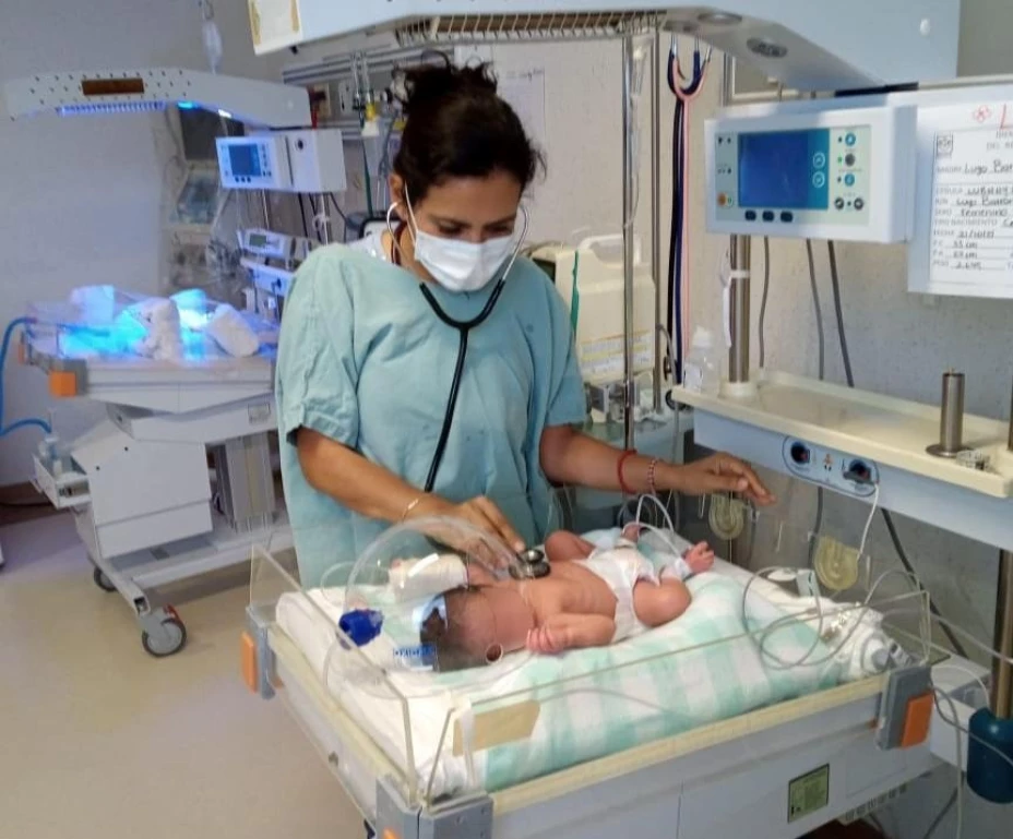 Bebé cunero y enfermera issste.jpeg