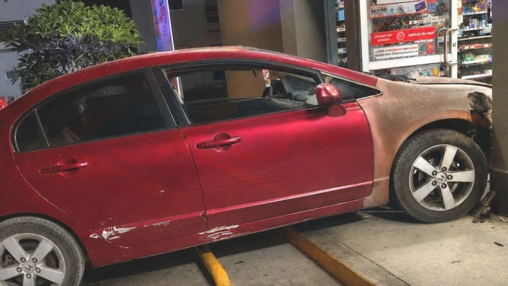 Accidente en la colonia San Antonio deja una tienda de autoservicio y un auto destrozado