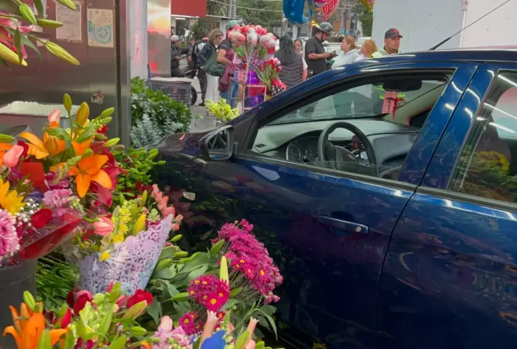 Automovilista se estrella contra puesto de flores en la Cuauhtémoc