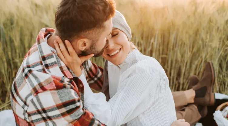 ¿Por qué tu pareja te besa en la nariz? Los psicólogos lo explican