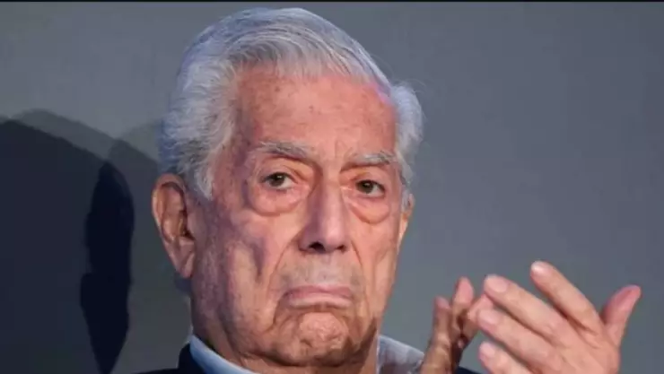 Hospitalizan al escritor Mario Vargas