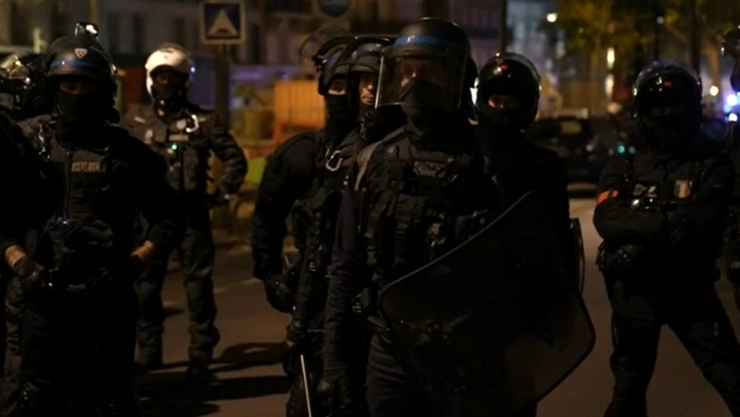 Francia continúa bajo fuego las protestas causaron la muerte de un bombero