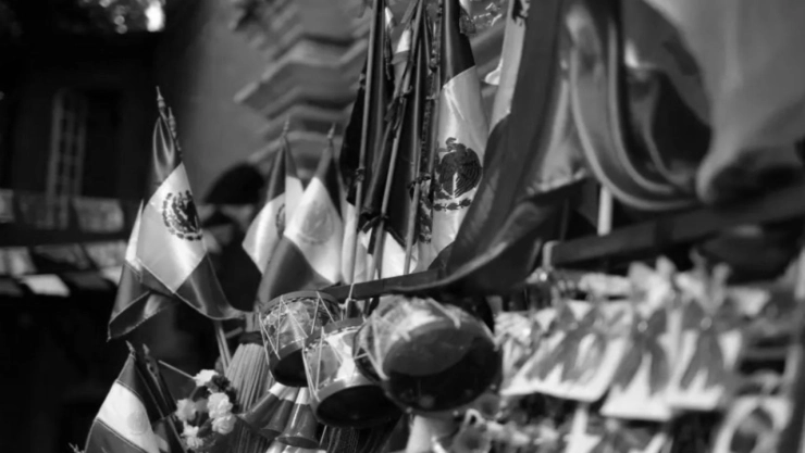 Se cancelan celebraciones del Grito de Independencia en Sinaloa; anuncia Ruben Rocha Moya. En la imagen se observa elementos que representan la celebración de la Indepenedencia Mexicana en un tono gris de luto y muerte.