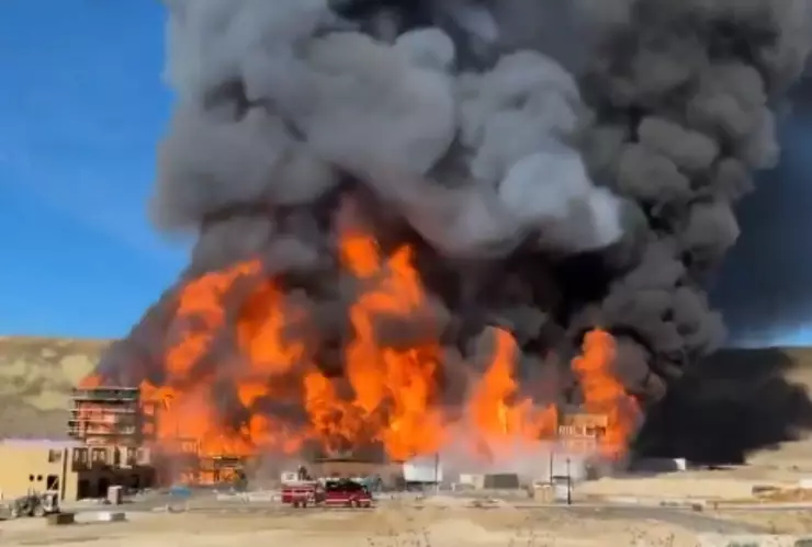 Un enorme incendio devoró un edificio.png