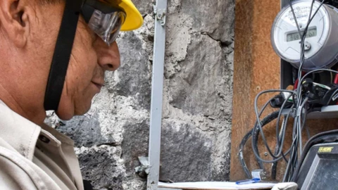 ¿CFE puede devolver el dinero pagado por el ajuste de facturación?