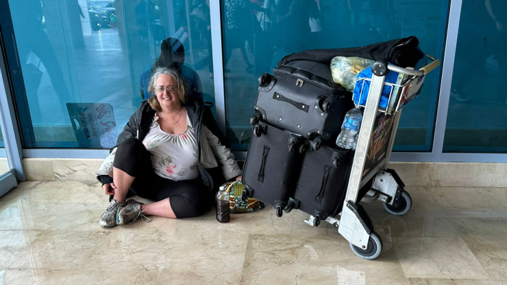 Canadiense lleva más de 15 días varada en Aeropuerto de Cancún