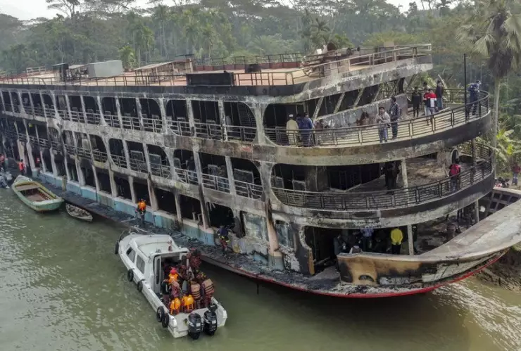 Incendio de ferry deja al menos 38 muertos en Bangladesh