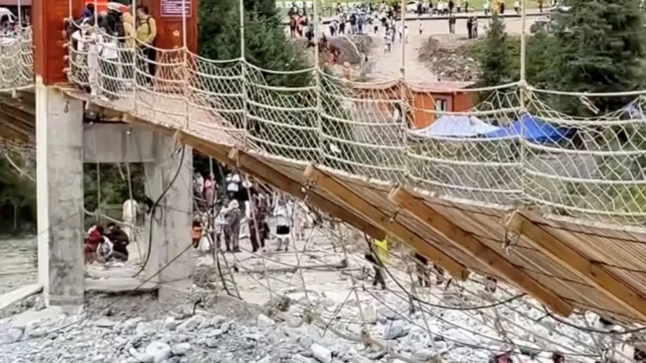VIDEO | Puente colgante se derrumba en Xinjiang, China: reportan 5 muertos y 24 lesionados