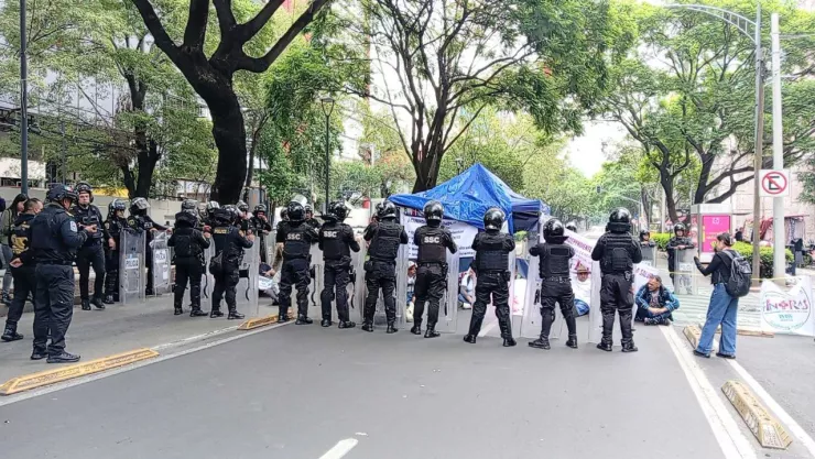 Policías de la SSC frente al bloqueo en Paseo de la Reforma.