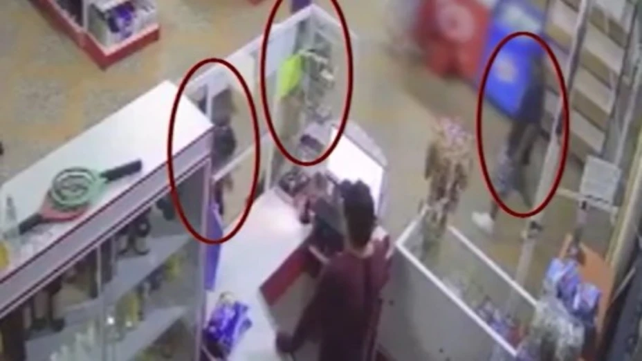 Robo relámpago en tienda de Puebla: Ladrones saquean dinero, celulares y botellas en 40 segundos