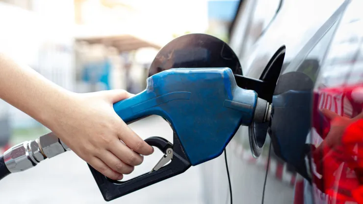 ¡Cuidado! Esto pasa si entras y sales de tu auto cuando echas gasolina