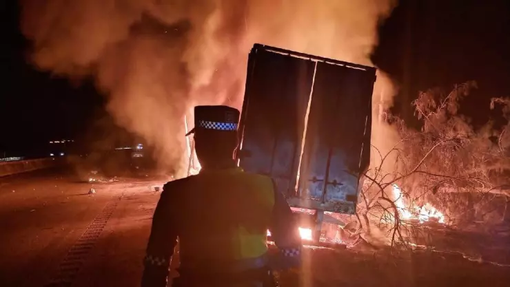 Tractocamión incendiado