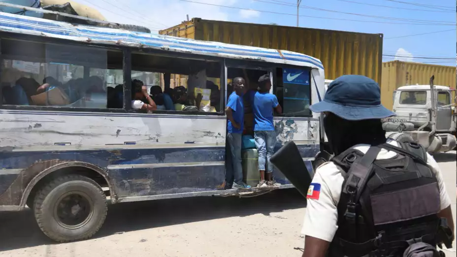 Un agente de policía observa un camión en Puerto Príncipe, Haití.