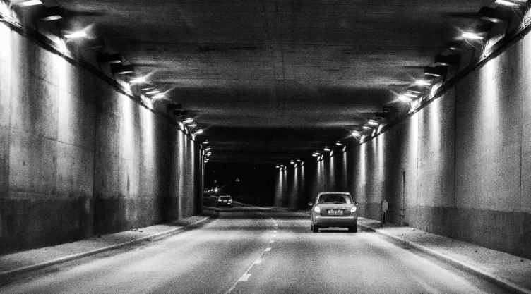 Auto conduciendo en paso a desnivel.