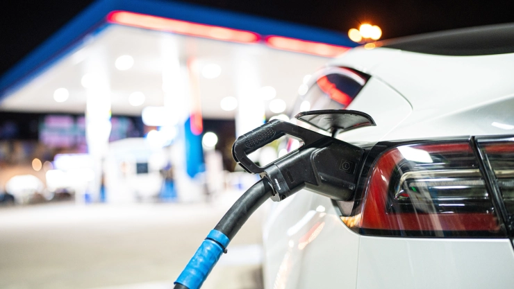 Coche eléctrico en plena carga