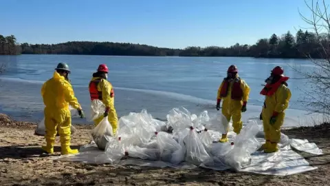 los rescatistas ayudando a colaborar en el mar de Billington