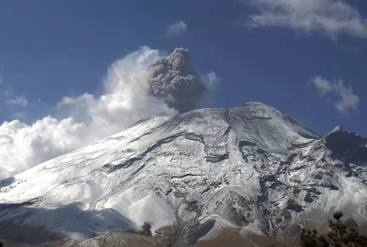 Popocatépetl nevado y con explosiones.jpg