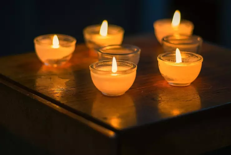 El ritual con velas verdes que atrae prosperidad y fortuna