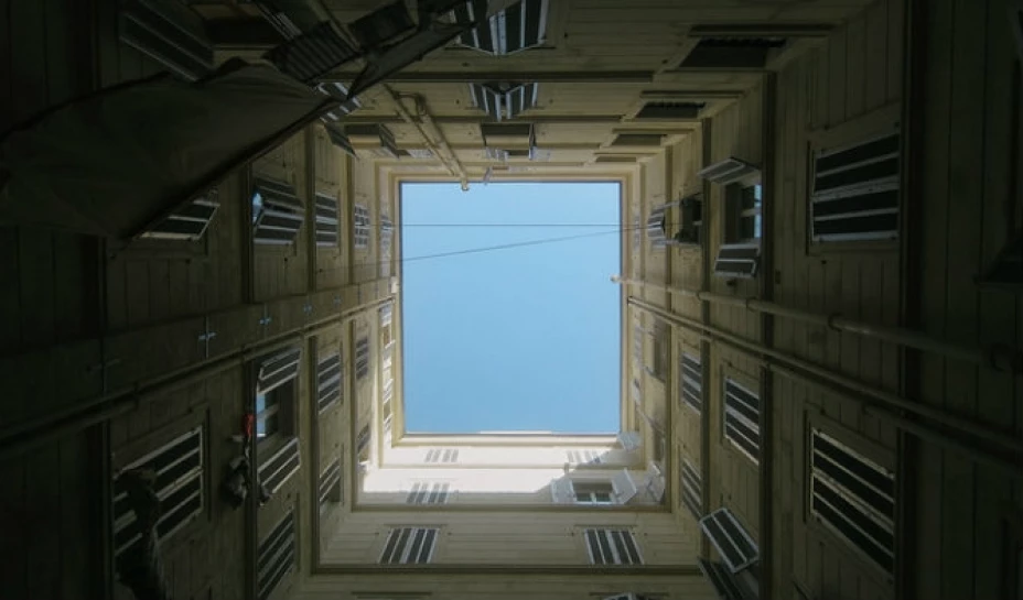 Una mujer en Uruguay se suicidó al arrojarse de la ventana de su departamento con sus 2 hijas en los brazos, quienes también fallecieron al instante