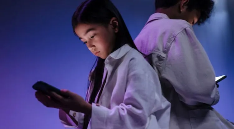 niños celular.jpg