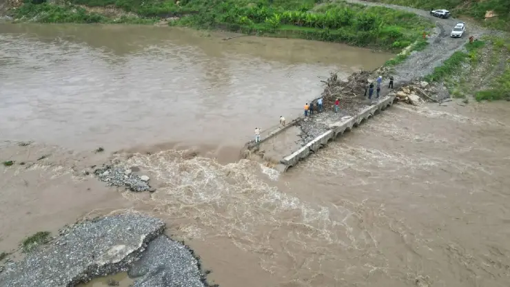 Colapsa puente y deja incomunicado a municipio de Veracruz tras fuertes lluvias