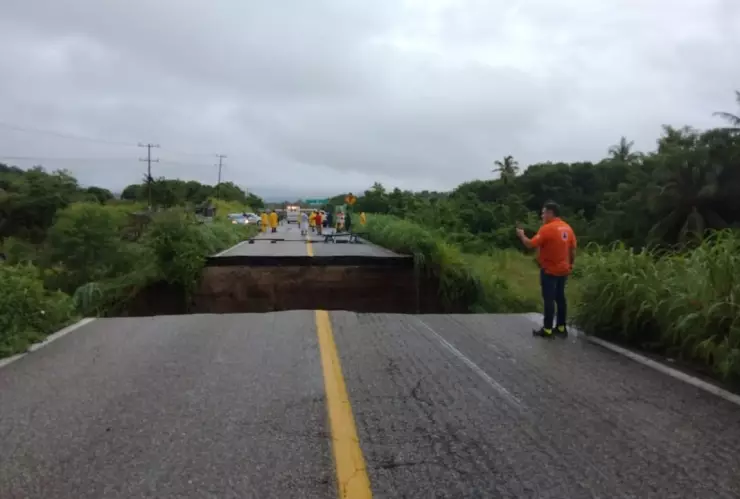 Tormenta-tropical-Max-causa-cortada-carretera-Acapulco-Zihuatanejo