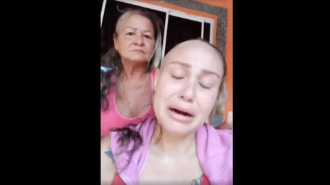 Madre se rapa la cabeza en solidaridad con su hija. 