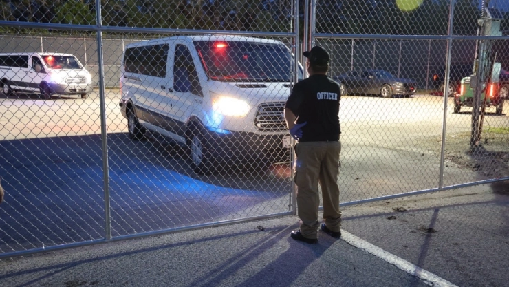 Construido en 8 días, Alligator Alcatraz recibió a los primero migrantes arrestados en Florida.