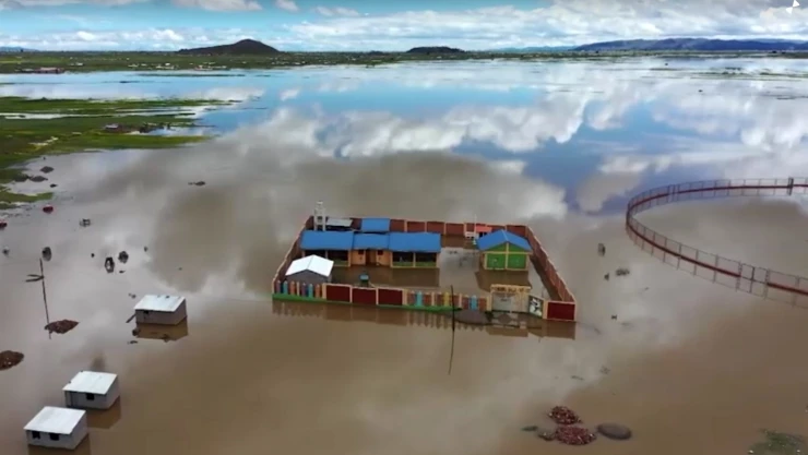 hombre-rescate-de-gato-atrapado-inundaciones-perú-video-aerea
