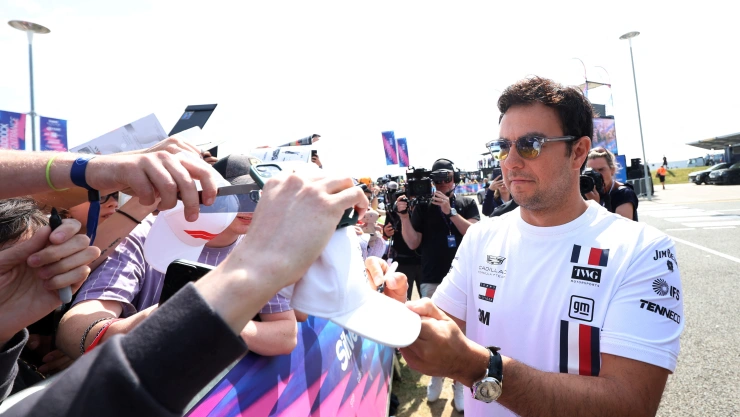 Checo Pérez firma autógrafos durante su etapa con Cadillac en la Fórmula 1.