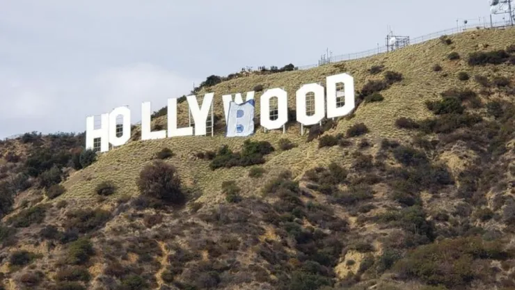 hollyboob.jpg